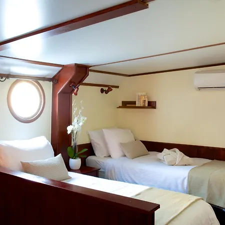 Bateau Le Chardonnay Hotel 4*