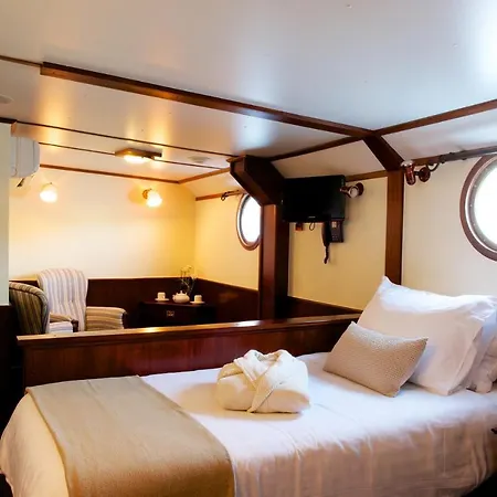 Bateau Le Chardonnay Hotel